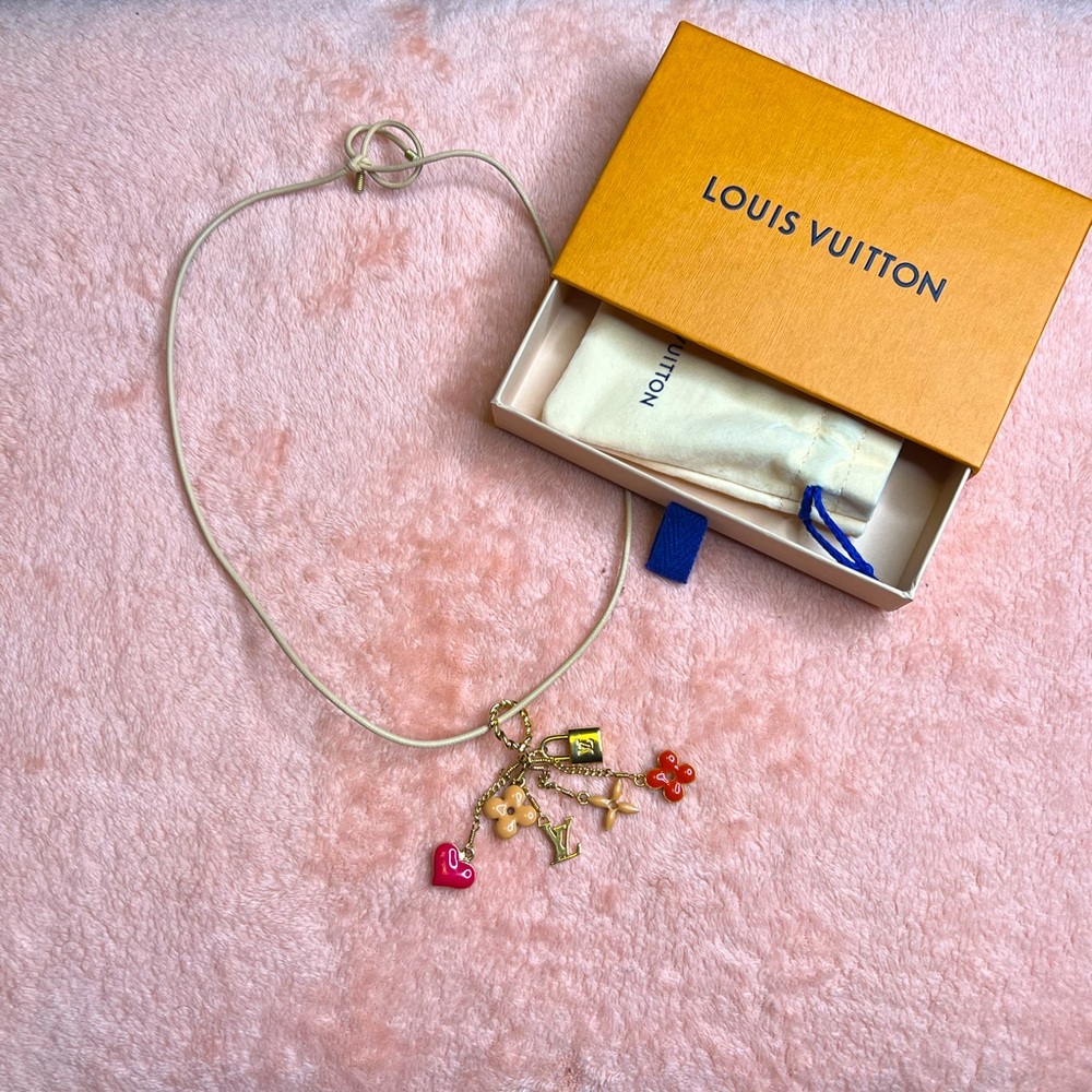 LV Monogram Flower & Heart Logo Pendant Necklace✨